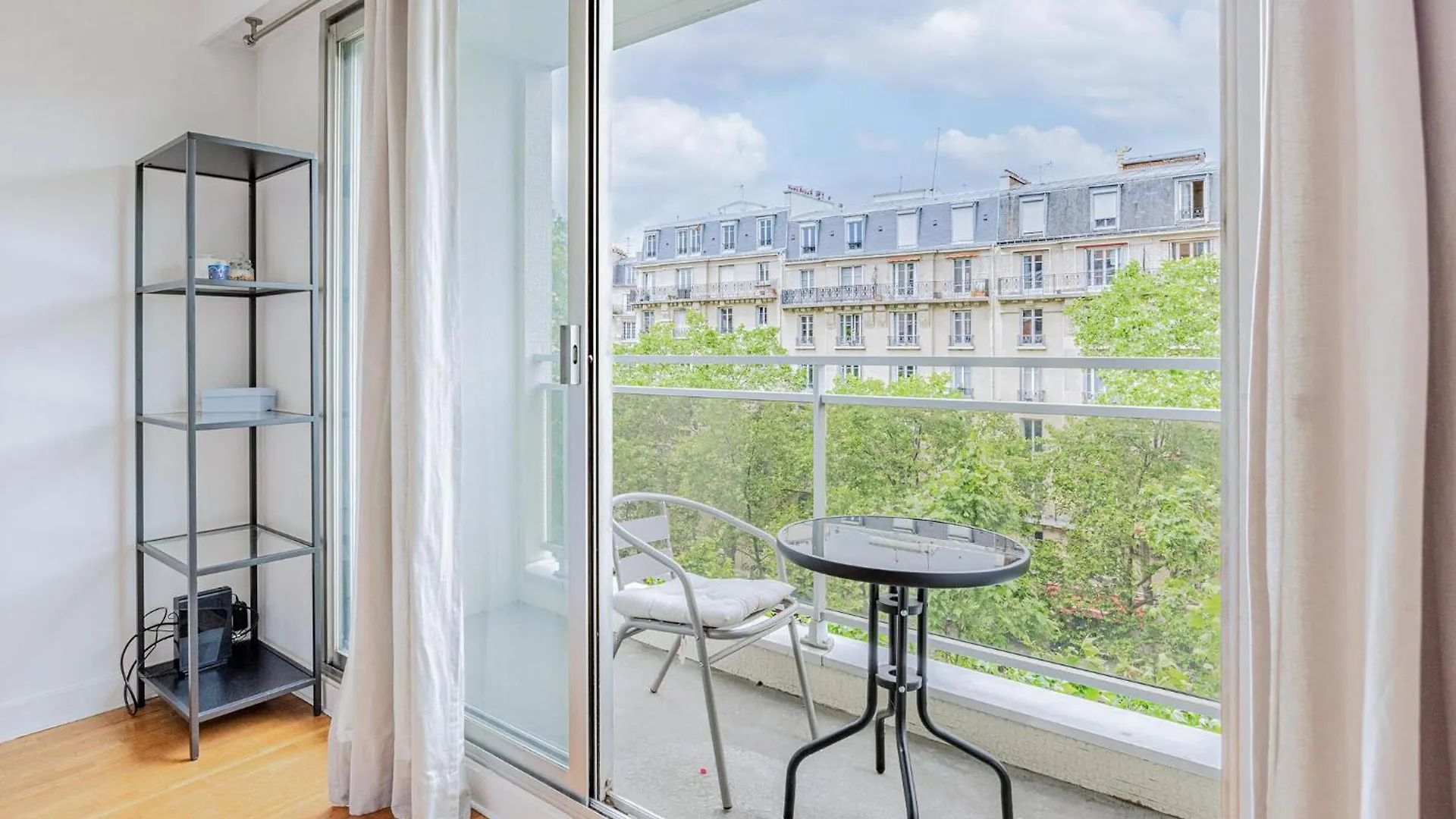 Cozy Apartment In Paris With Kitchen