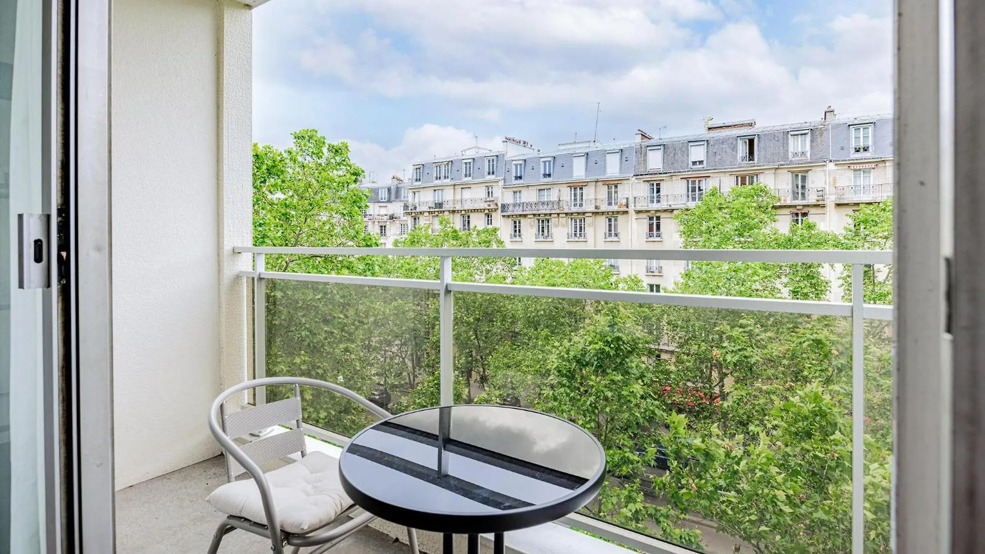 Cozy Apartment In Paris With Kitchen contacts